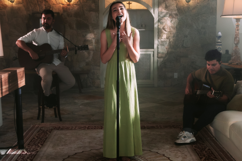 Esther Durán, filha de Chris Durán, estreia seu primeiro projeto